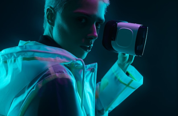 Femme futuriste avec casque VR