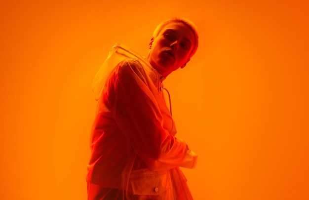 Femme futuriste sous la lumière orange