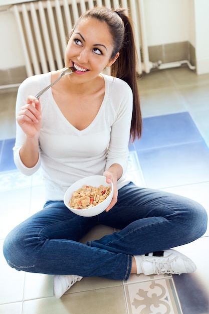 femme gaie muesli manger