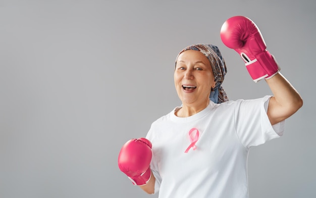 Une femme en gants de boxe