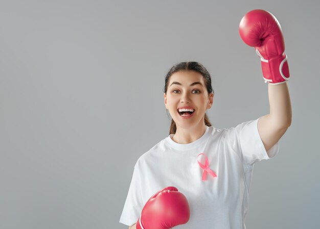 Une femme en gants de boxe