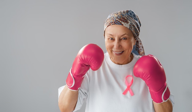 Une femme en gants de boxe