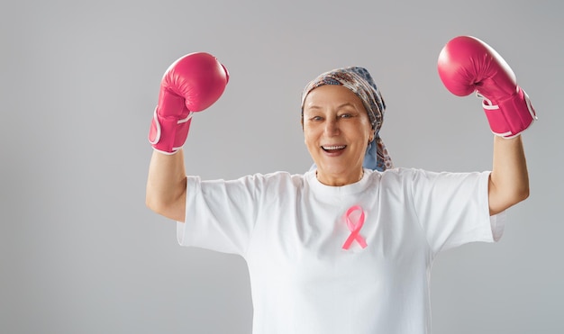 Une femme en gants de boxe