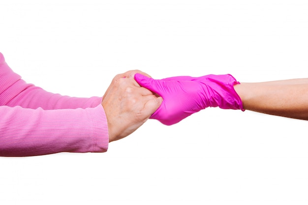 Femme garder porter des gants de retraité gros plan médecin hospice rose infirmière mains personne âgée blanc isolé médical