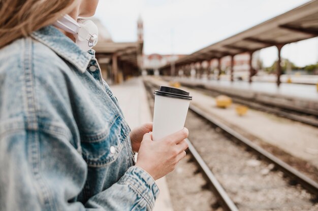 Femme à la gare