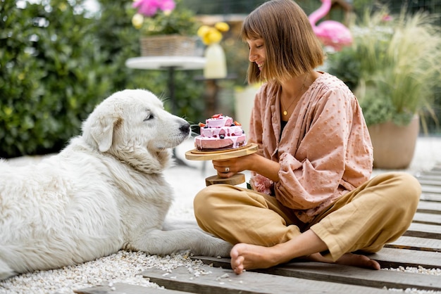 Femme avec gâteau joue dans le jardin