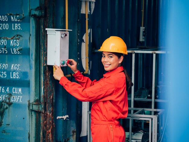 Femme de génie portrait à l&#39;usine.