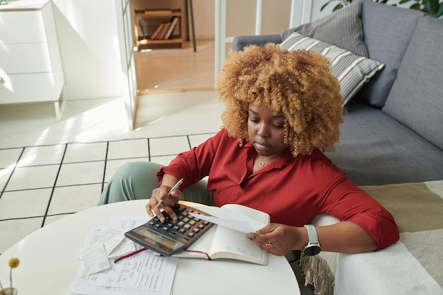 Femme gérant des finances de compte à la maison