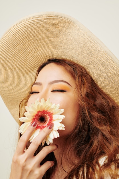 Femme avec gerbera