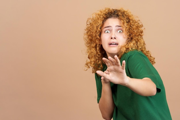 Femme gesticulant avec ses mains dans la peur