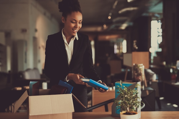 Une femme gestionnaire expose les choses en milieu de travail