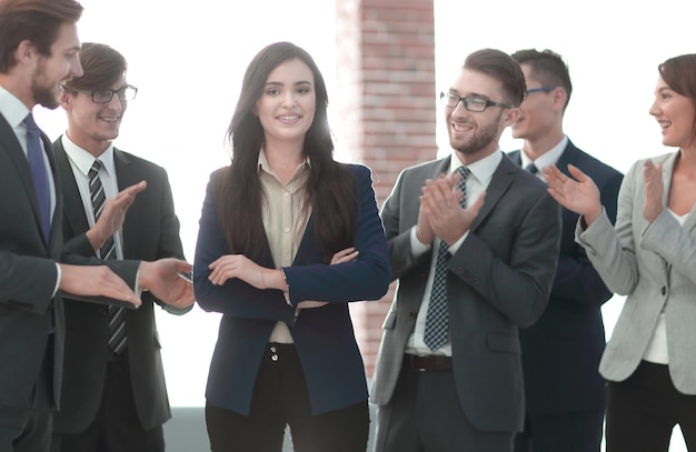 Femme gestionnaire et groupe de gens d'affaires au bureau