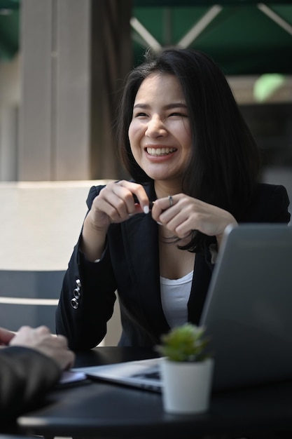 Femme gestionnaire souriante travaillant avec son collègue dans un bureau moderne