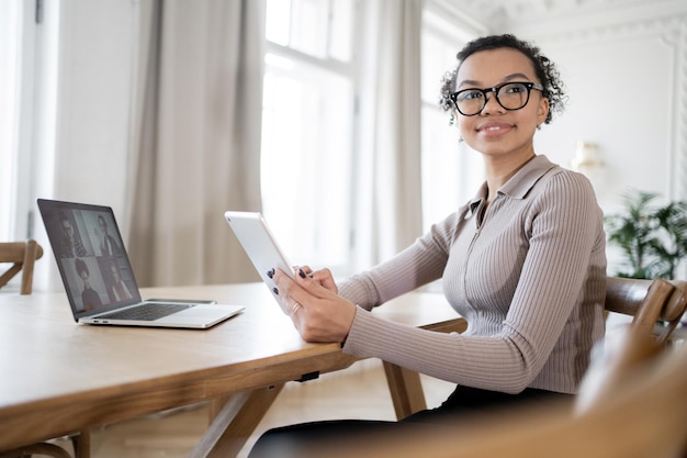 Une femme gestionnaire travaillant dans un bureau utilise un ordinateur portable Le consultant fait un rapport de projet stratap