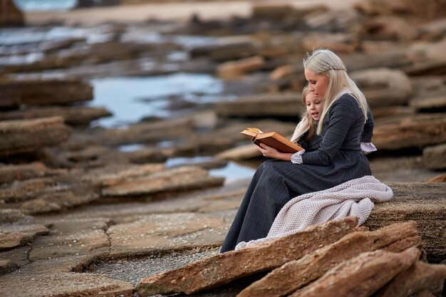 Femme, girl, lecture, Livre, bord mer