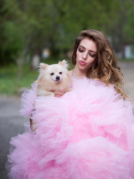 Femme glamour avec chien