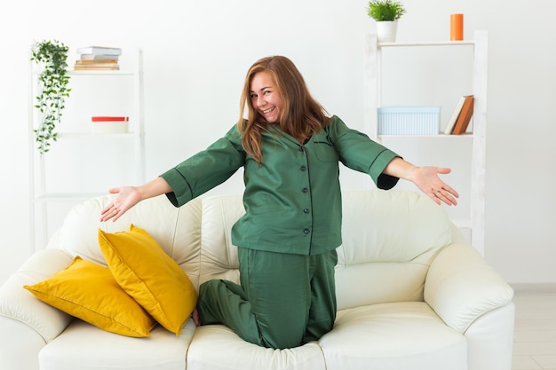 Une femme glamour porte un pyjama avec un sourire heureux qui se détend le matin Modèle féminin positif homewear et vacances de temps libre à la maison concept