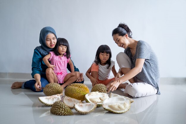 Femme, gosses, manger, durian, fruit