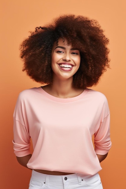 une femme avec un grand afro sourit avec un fond orange