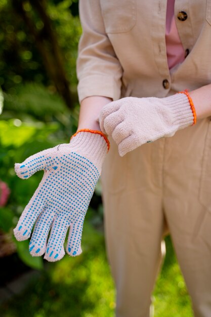 Femme grand angle portant des gants