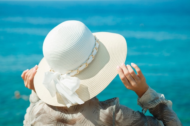 Femme, à, grand chapeau, plage