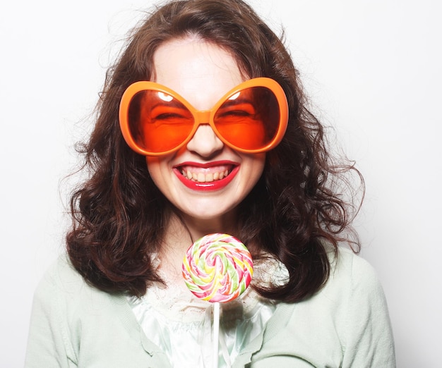 femme, grand, orange, lunettes, lécher, sucette, langue