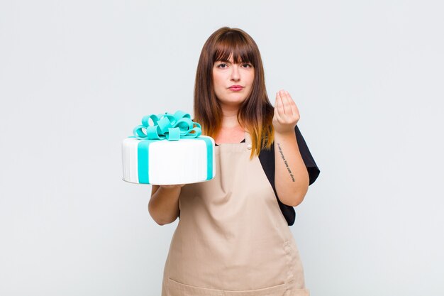 Femme grande taille faisant capice ou geste d'argent, vous disant de payer vos dettes!