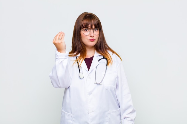 Femme grande taille faisant capice ou geste d'argent, vous disant de payer vos dettes!