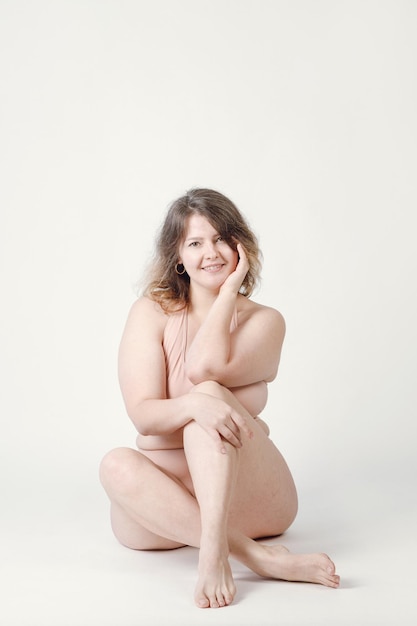 Une femme de grande taille qui se sent à l'aise dans son corps naturel