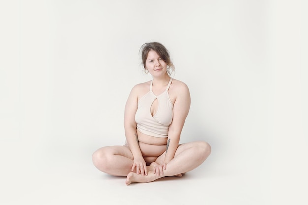 Une femme de grande taille qui se sent à l'aise dans son corps naturel