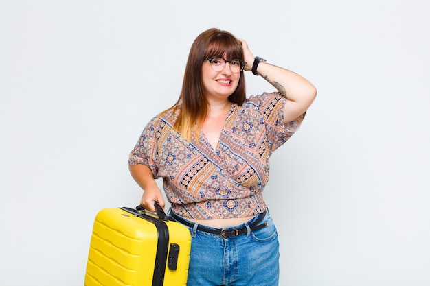 Femme grande taille se sentant stressée, inquiète, anxieuse ou effrayée, les mains sur la tête, paniquant à l'erreur