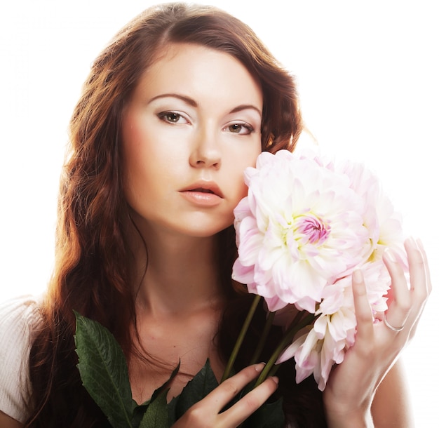 Femme avec grandes fleurs roses