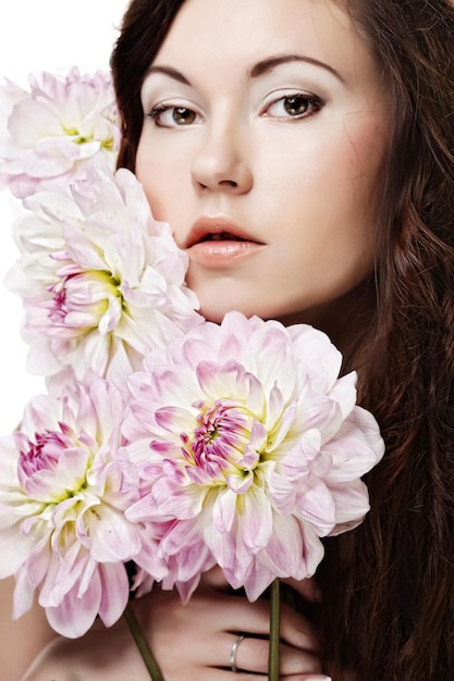 Femme avec grandes fleurs roses