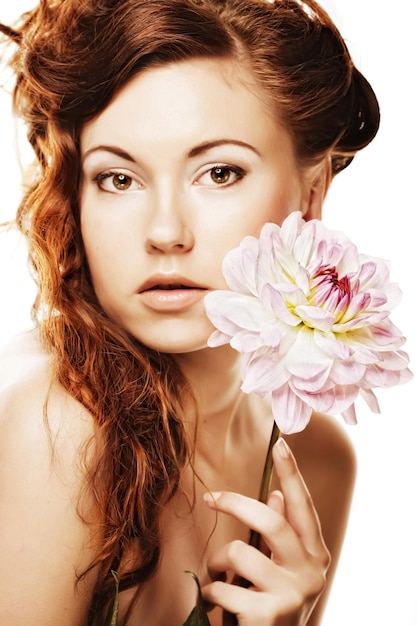 Femme avec grandes fleurs roses