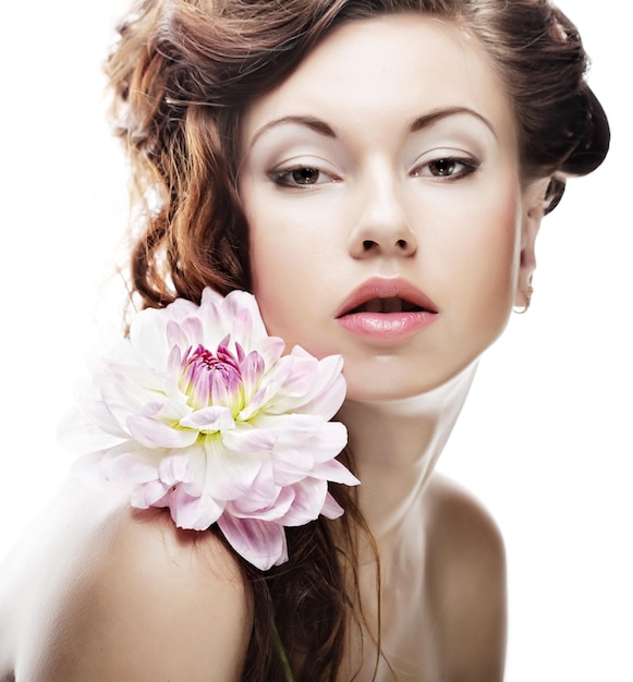 Photo femme avec grandes fleurs roses