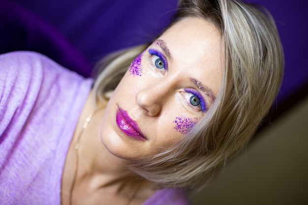 Femme avec de grands beaux yeux avec des cils de couleur