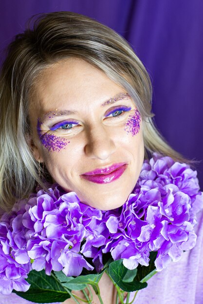 Femme avec de grands beaux yeux avec des cils de couleur