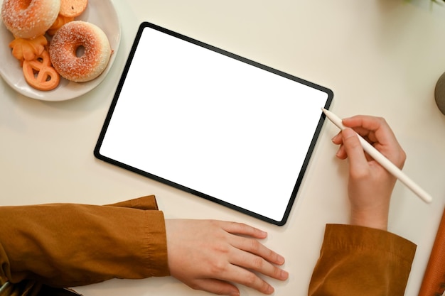 Femme graphiste ou étudiante concevant son graphique sur une tablette numérique Maquette de tablette