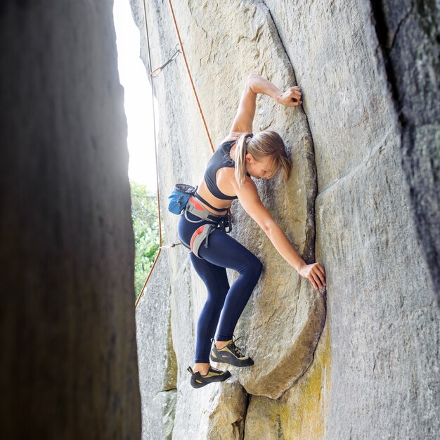 Femme, grimpeur, escalade, à, corde, sur, a, mur rocheux