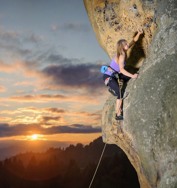 Femme, grimpeur, escalade, à, corde, sur, a, mur rocheux