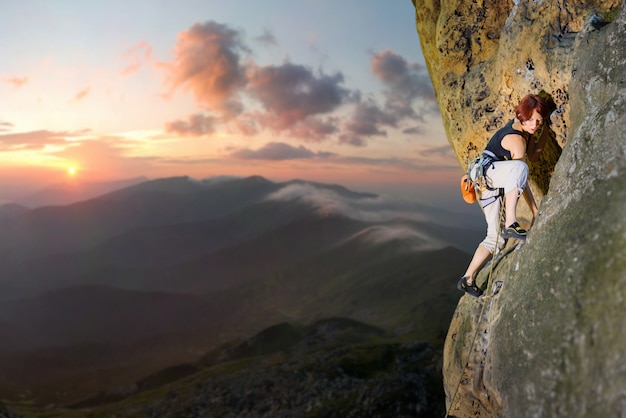 Femme, grimpeur, escalade, difficile, route, sur, mur rocheux