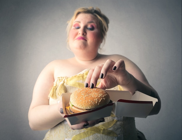 femme avec un gros hamburger