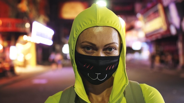 Photo femme en gros plan regarde caucasien à pattaya walking street avec le port d'un masque médical de protection isolement de la quarantaine de verrouillage protection contre les virus de la santé épidémie de coronavirus sarscov2 covid19 2019ncov