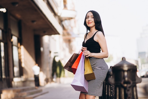 Femme Habillée à La Mode Avec Des Sacs à Provisions Colorés Dans Les Rues, Concept D'achat