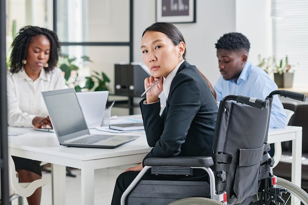 Femme handicapée assise à la réunion