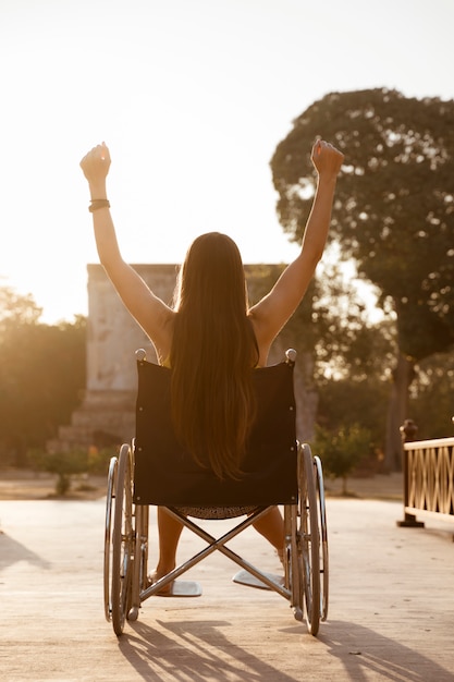 Femme handicapée atteignant un objectif de vie. Succès et dur labeur pour les personnes handicapées.