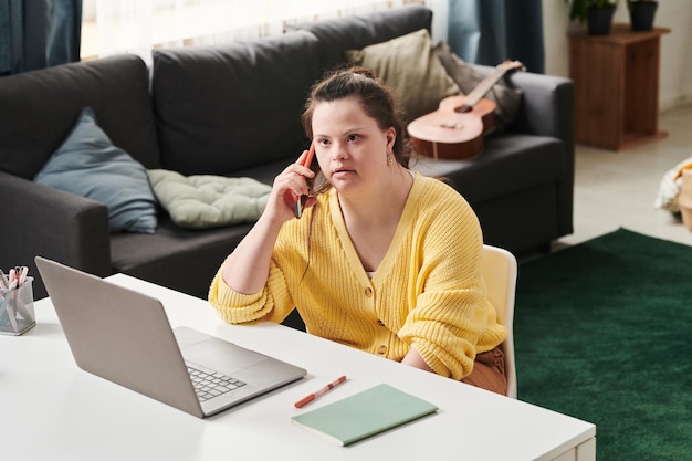 Femme handicapée ayant un appel téléphonique