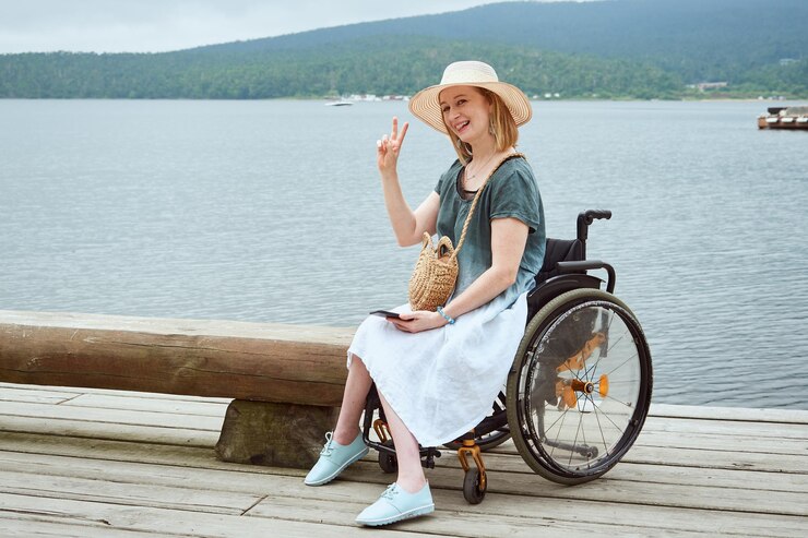 Une femme handicapée drôle avec une expression joyeuse regarde la caméra fait un geste de la main