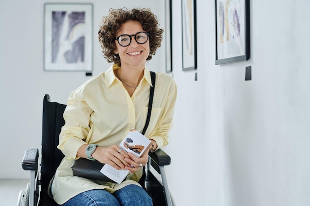 Femme handicapée à la galerie d'art