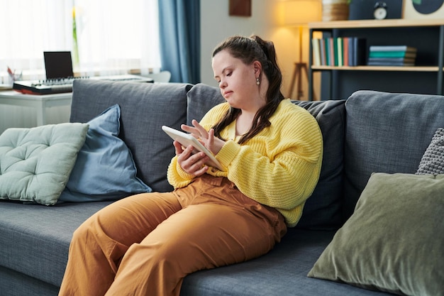 Femme handicapée à la maison